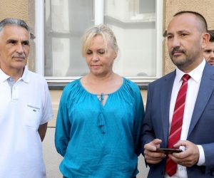 05.07.2019., Zagreb - Hrvatski suverenisti odrzali su ispred Sabora konferenciju za medije na kojoj su optuzili predsjednicu Kolindu Grabar Kitarovic za nedosljednost u stavovima. Pero Kovacevic, Rozalija Bartolic, Hrvoje Zekanovic Photo: Patrik Macek/PIXSELL