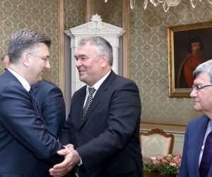 06.03.2018., Zagreb - Predsjednik Vlade Republike Hrvatske Andrej Plenkovic primio je u Banskim dvorima predstavnike Viteskog alkarskog drustva Sinj. Stipo Jukic, Ante Vucic, Dinko Bosnjak, Ivan Nasic, Ivo Vukasovic. 
Photo: Patrik Macek/PIXSELL