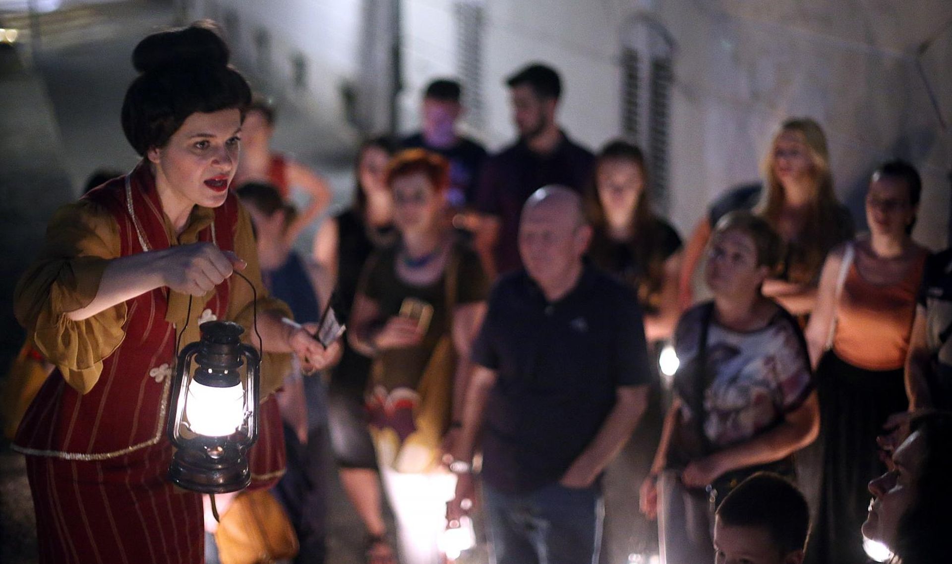 05.06.2015., Zagreb - Turisticki obilazak sa kostimiranim glumcima u nocnoj turi po Gornjem gradu pod imenom Tajne Grica temeljen na povijesnim cinjenicama preuzetih iz romana Marije Juric Zagorke. 
Photo: Goran Stanzl/PIXSELL