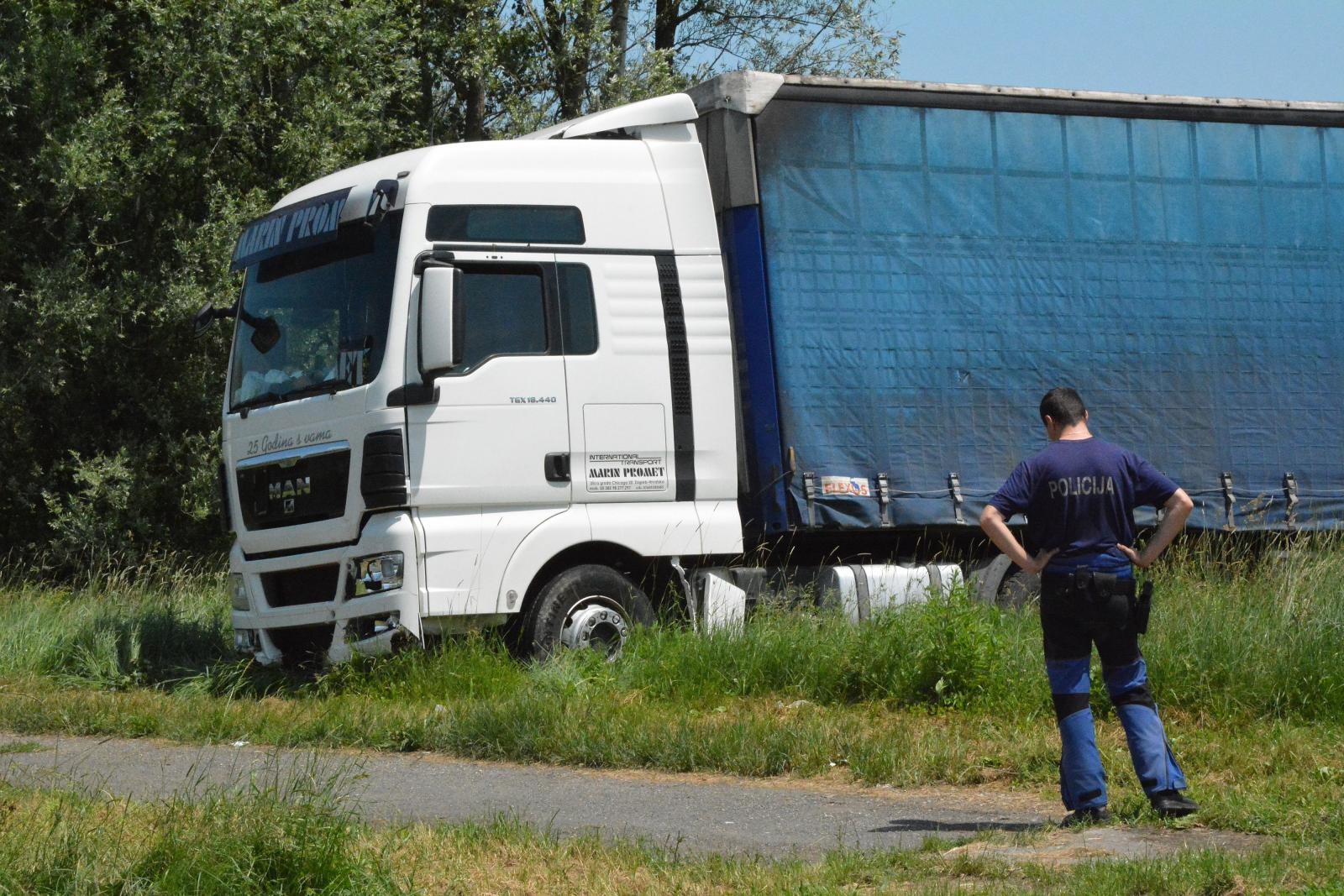 07.06.2019., Novska - Na odmoristu autoceste izmedju Novske i Okucana doslo je do naleta kamiona na grupu ljudi koji su se nalazili izvan svojih vozila. Dvoje su osobe smrtno stradale. Photo: Ivica Galovic/PIXSELL