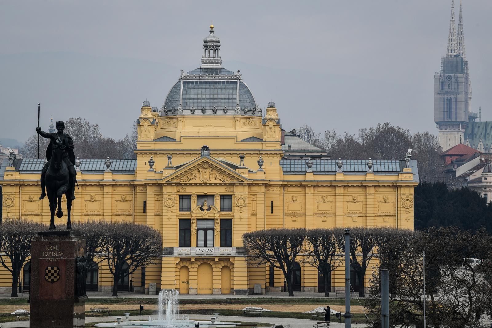 Zagreb: Pogled na Trg kralja Tomislava s terase Glavnog kolodvora 09.02.2019., Zagreb - Pogled na Trg kralja Tomislava sa terase Glavnog kolodvora.
Photo: Sandra Simunovic/PIXSELL