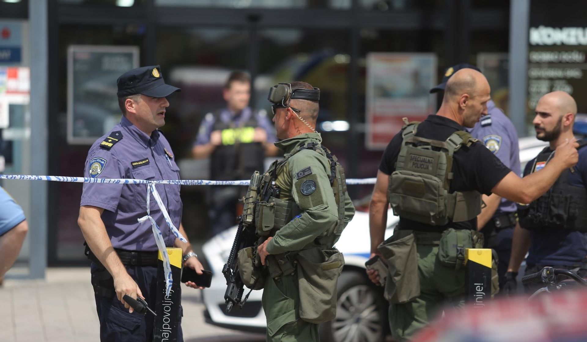 08.07.2019.,Zagreb - Maskirani dvojac je upao u PBZ na Crnomercu u Zagrebu, ali u poslovnici je bio policajac u civilu koji je pucao u zrak da prestrasi razbojnika
Photo: Borna Filic/PIXSELL