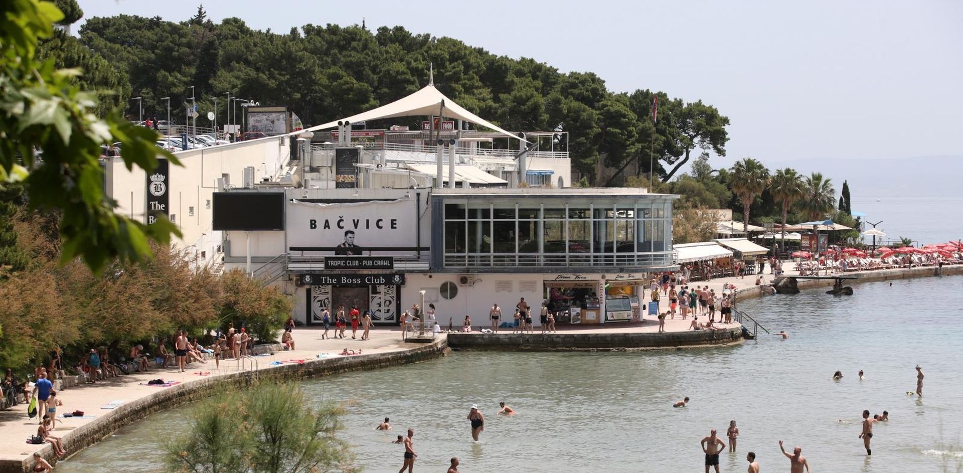09.06.2019., Split - Suncana nedjelja napunila plazu na Bacvicama. 
Photo: Miranda Cikotic/PIXSELL