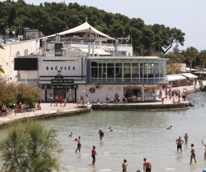 09.06.2019., Split - Suncana nedjelja napunila plazu na Bacvicama. 
Photo: Miranda Cikotic/PIXSELL