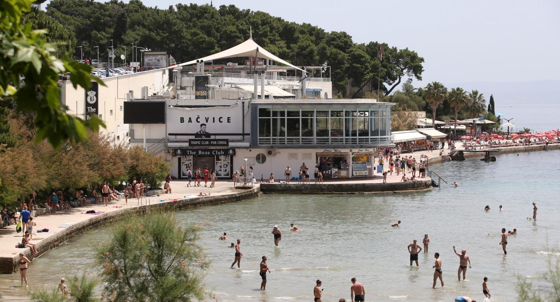 09.06.2019., Split - Suncana nedjelja napunila plazu na Bacvicama. 
Photo: Miranda Cikotic/PIXSELL