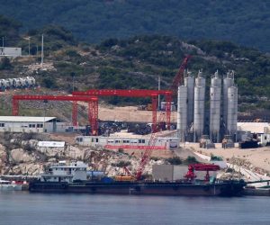 09.07.2019., Komarna - Nakon sto su u lipnju zabijeni svi piloti, 148 stalnih i dva testna ispod morske povrsine, radovi na Peljeskom mostu odvijat ce se nadalje na povrsini. Na pilote su se pocele postavljati naglavne ploce, odnosno prve dijelove mosta koji su vidljivi na povrsini. Photo: Ivo Cagalj/PIXSELL