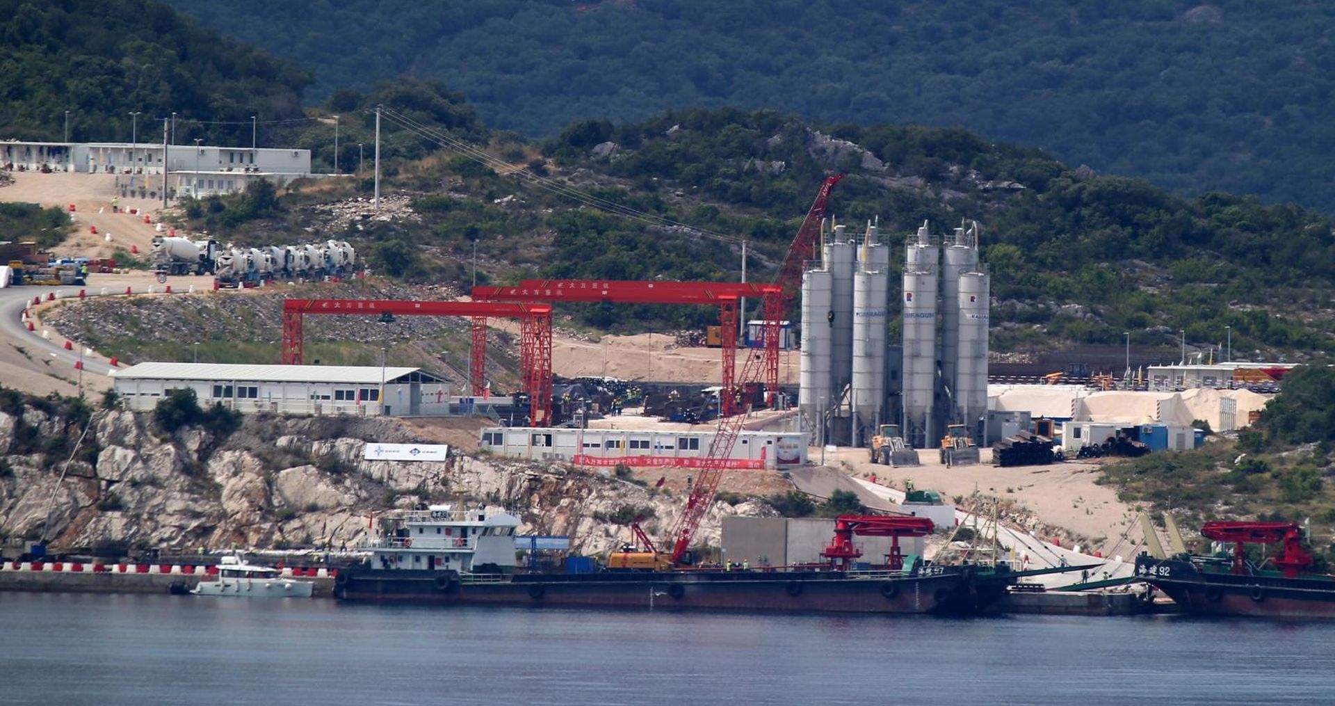 09.07.2019., Komarna - Nakon sto su u lipnju zabijeni svi piloti, 148 stalnih i dva testna ispod morske povrsine, radovi na Peljeskom mostu odvijat ce se nadalje na povrsini. Na pilote su se pocele postavljati naglavne ploce, odnosno prve dijelove mosta koji su vidljivi na povrsini. Photo: Ivo Cagalj/PIXSELL