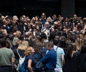 10.07.2019., Zagreb - Socijalni radnici preko drustvenih mreza dogovorili su se da na posao jutros dodju u crnini te da se svi koji mogu okupe pred resornim Ministarstvom u 12 sati i 10 minuta, kada se jucer i dogodila pucnjava u Centru u Djakovu, kako bi upozorili na tezak polozaj u kojem se nalaze.
Photo: Davor Puklavec/PIXSELL