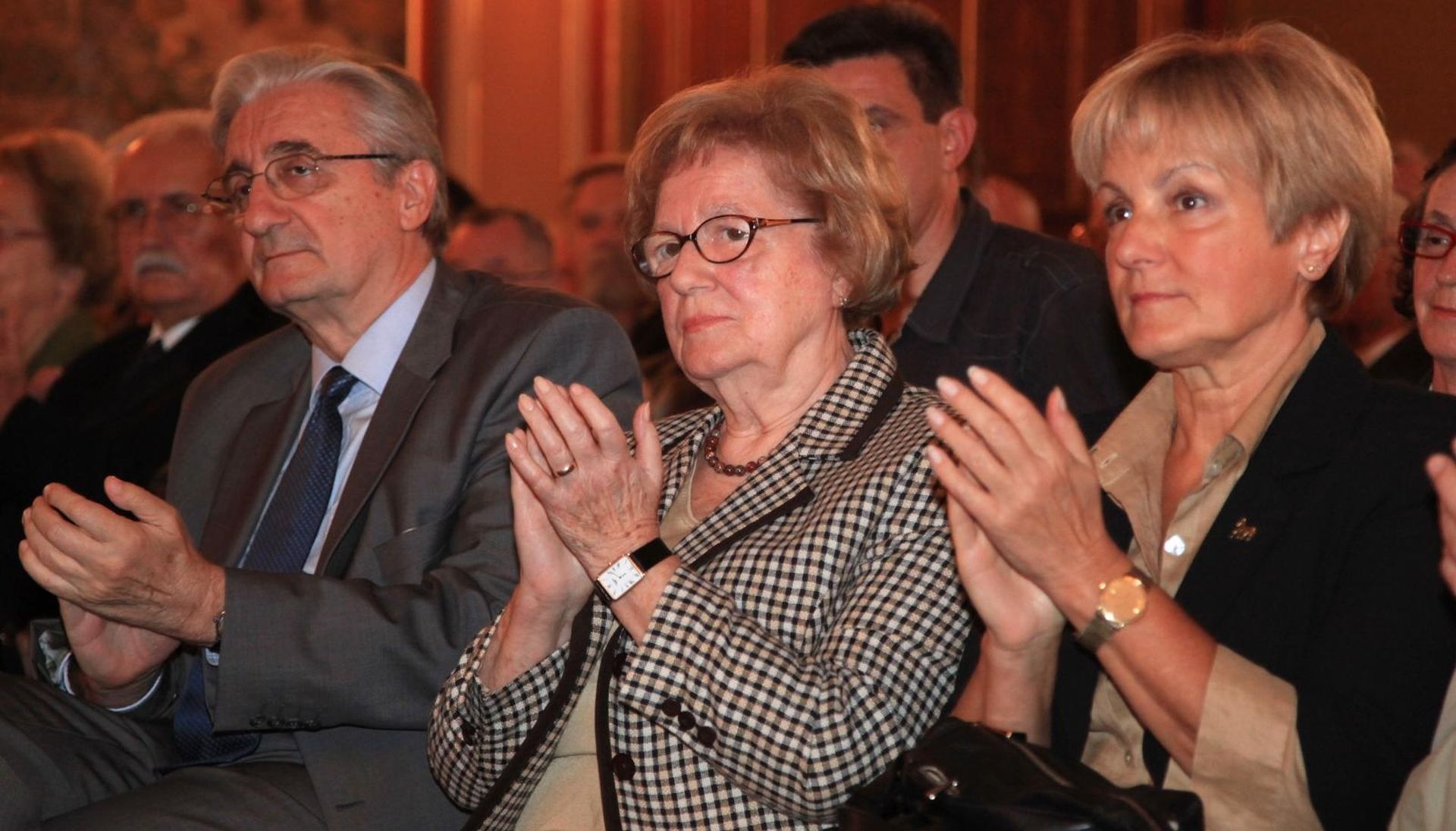 28.09.2010., Opaticka 10, Zagreb - U Zlatnoj dvorani Hrvatskog instituta za povijest Udruga branitelja, invalida i udovica Domovinskog rata Podravke u suradnji s drugim udrugama iz Domovinskog rata dodjeljuje veliku zlatnu plaketu Ankici Tudjman za iznimnu skrb o djeci poginulih, nestalih i umrlih hrvatskih branitelja, te za njezin cjelokupni humanitarni rad. Ankica Tudjman s djecom Miroslavom i Nevenkom. 
Photo: Marko Prpic/PIXSELL