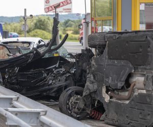 11.07.2019., Sveta Helena - U teskoj prometnoj nestreci na naplatnim kucicama Sveta Helena sudjelovala su tri vozila. Unesrecene je odvezla hitna pomoc, a policija provodi ocevid.
Photo: Davor Puklavec/PIXSELL