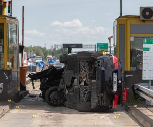 11.07.2019., Sveta Helena - U teskoj prometnoj nestreci na naplatnim kucicama Sveta Helena sudjelovala su tri vozila. Unesrecene je odvezla hitna pomoc, a policija provodi ocevid.
Photo: Davor Puklavec/PIXSELL