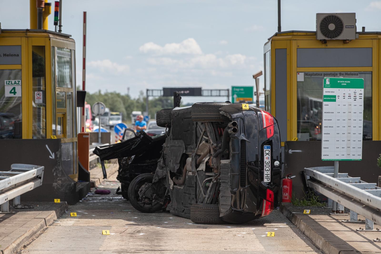 11.07.2019., Sveta Helena - U teskoj prometnoj nestreci na naplatnim kucicama Sveta Helena sudjelovala su tri vozila. Unesrecene je odvezla hitna pomoc, a policija provodi ocevid.
Photo: Davor Puklavec/PIXSELL