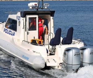 Šibenik: Suradnja pomorske policije i hitne pomoći 12.08.2018., Sibenik - U ljetnoj sezoni suradnja izmedju policije i hitne medicinske pomoci dolazi do pravog izrazaja. Hitna pomoc spasava zivote i pruza pomoc na otocima uz pomoc policijskog glisera. 
Photo: Dusko Jaramaz/PIXSELL