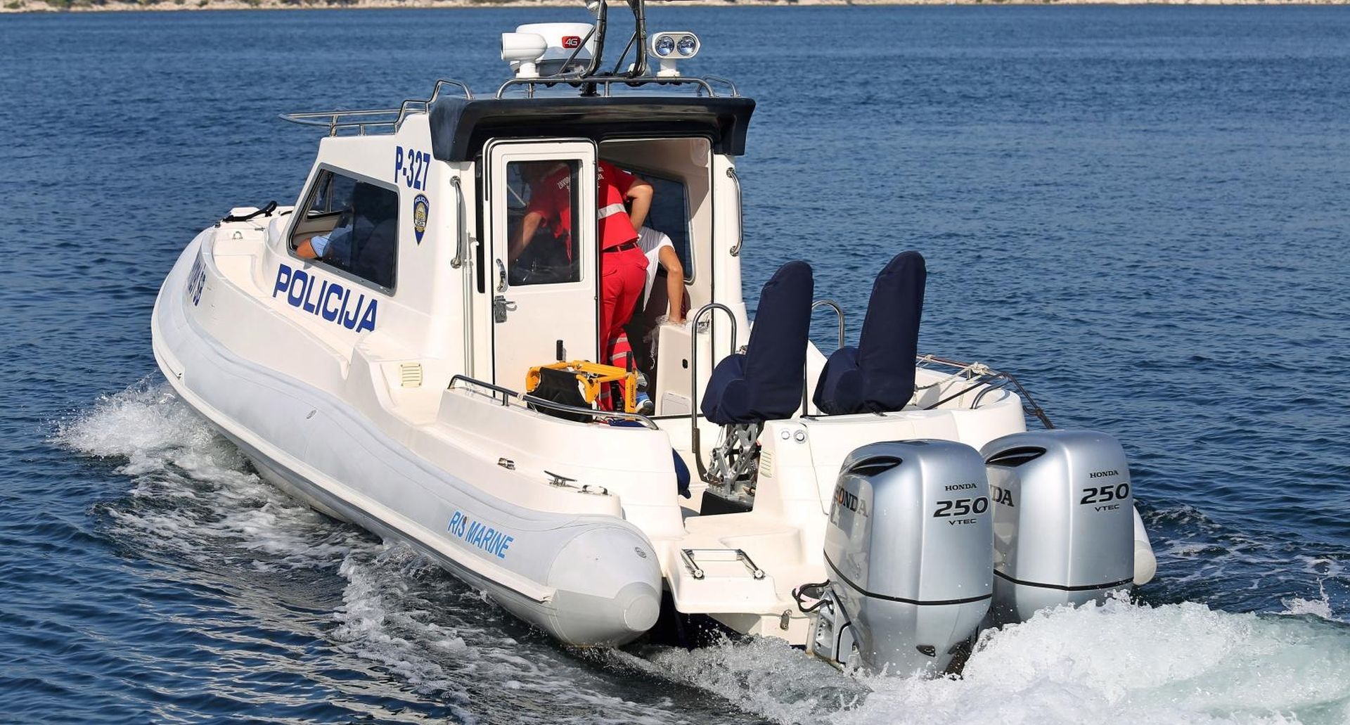 Šibenik: Suradnja pomorske policije i hitne pomoći 12.08.2018., Sibenik - U ljetnoj sezoni suradnja izmedju policije i hitne medicinske pomoci dolazi do pravog izrazaja. Hitna pomoc spasava zivote i pruza pomoc na otocima uz pomoc policijskog glisera. 
Photo: Dusko Jaramaz/PIXSELL