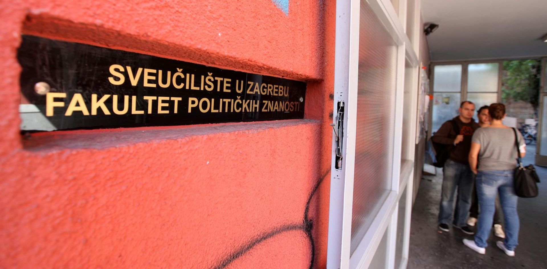 25.09.2012., Zagreb - Pred Fakultetom politickih znanosti prosvjedovali su danas sudenti koji unatoc brojnim produljenjima rokova nisu uspjeli zavrsiti studij po starom programu.
Photo: Patrik Macek/PIXSELL