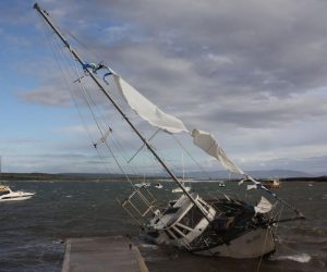 28.10.2012., Liznjan - Jedrilice koje su se prosle zime nasukale zbog orkanskog vjetra na hridine i dalje stoje na istom mijestu. More i vjetar nanjele su velika ostecenja pa ce najvjerovatnije za koji mjesc biti potpuno unistene
 Photo: Dusko Marusic/PIXSELL