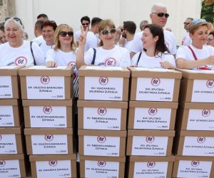 13.06.2019., Zagreb - Predstavnici referendumske inicijative “67 je previše” sastali su se na Trgu svete Katarine te ce u Sabor predati sakupljene potpise za referendum. Photo: Patrik Macek/PIXSELL
