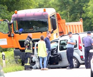 13.07.2019., Slunj - U sudaru osobnog automobila i teretnog vozila kojo se dogodio u 14,05 sati na D-1 u mjestu Tocak jedna osoba je smrtno stradala. Smrtno je stradao vozac osobnog automobila Renault Kangoo sisackih registracija. 
Photo: Kristina Stedul Fabac/PIXSELL