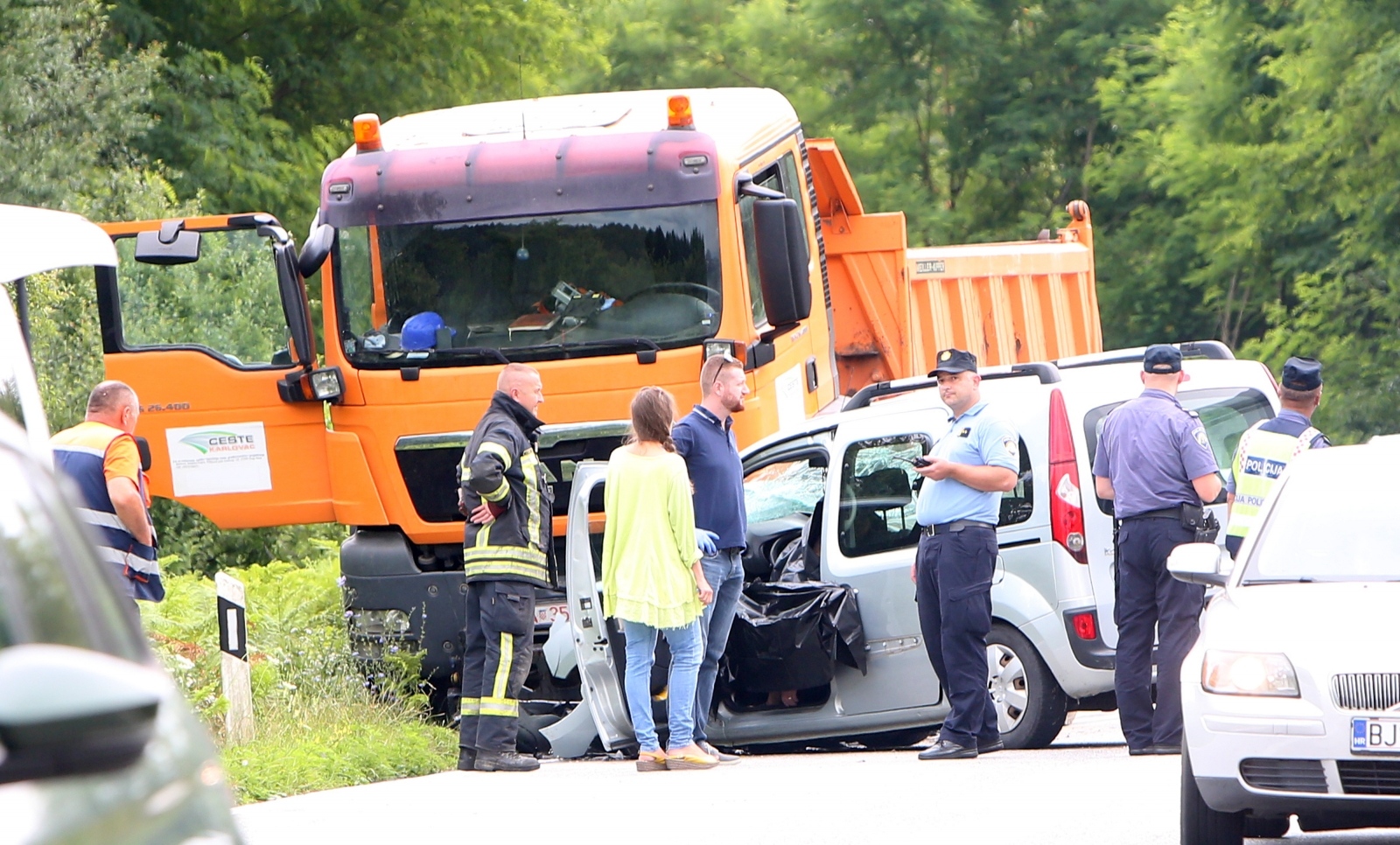 13.07.2019., Slunj - U sudaru osobnog automobila i teretnog vozila kojo se dogodio u 14,05 sati na D-1 u mjestu Tocak jedna osoba je smrtno stradala. Smrtno je stradao vozac osobnog automobila Renault Kangoo sisackih registracija. 
Photo: Kristina Stedul Fabac/PIXSELL