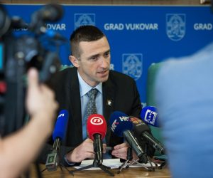 14.07.2019., Vukovar - Konferencija za novinare vukovarskog gradonacelnika Ivana Penave u povodu odluke Ustavnog suda vezane za statutarnu odluku ostvarivanja sluzbene uporabe jezika i pisma srpske nacionalne manjine na podrucju Grada Vukovara. Photo: Davor Javorovic/PIXSELL