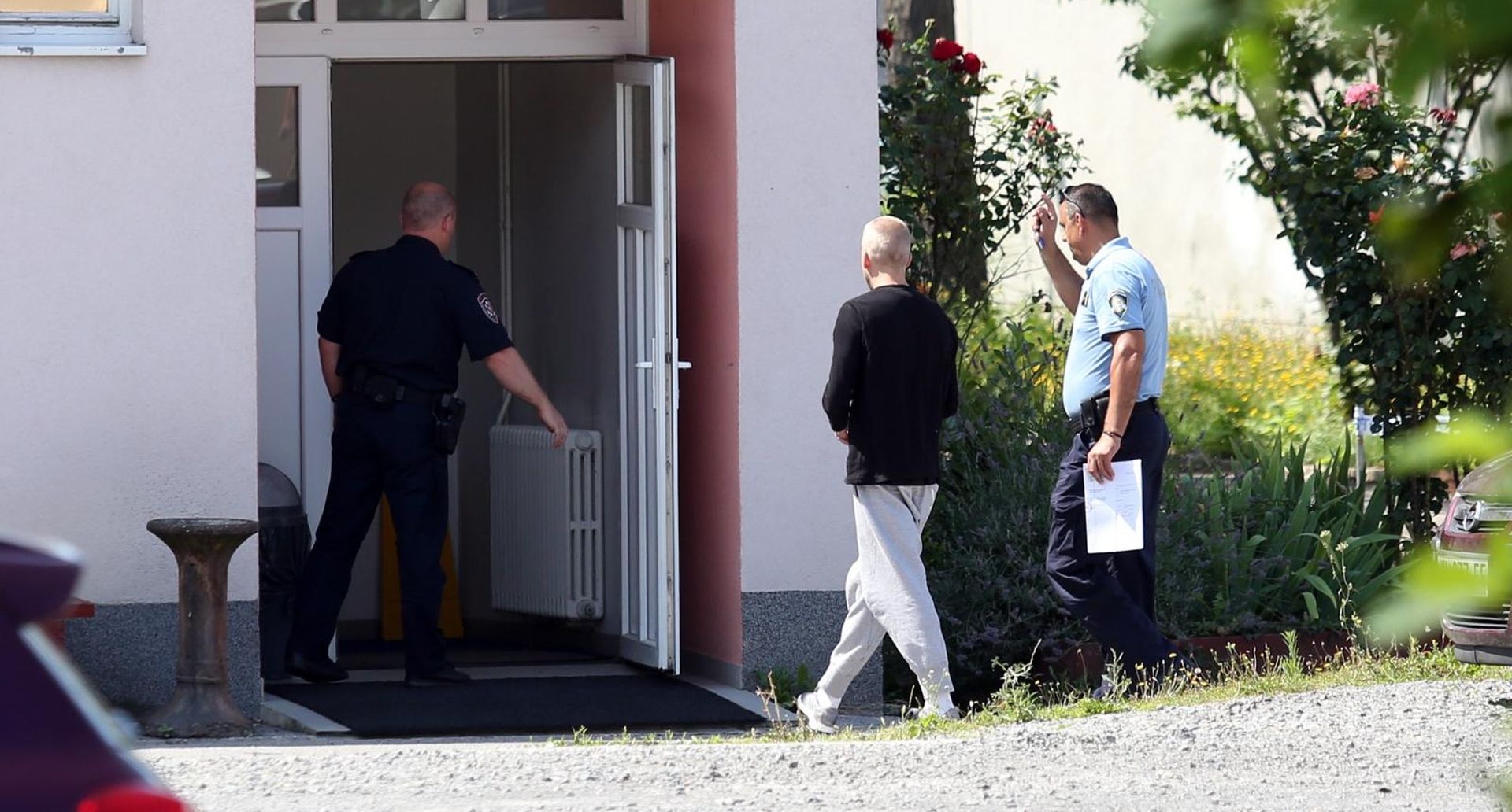 15.07.2019., Zagreb - Privodjenje vozaca BMW-a koji se zabio u troclanu obitelj na naplatnim kucicama kod Sv. Helene.

Photo: Marko Prpic/PIXSELL
