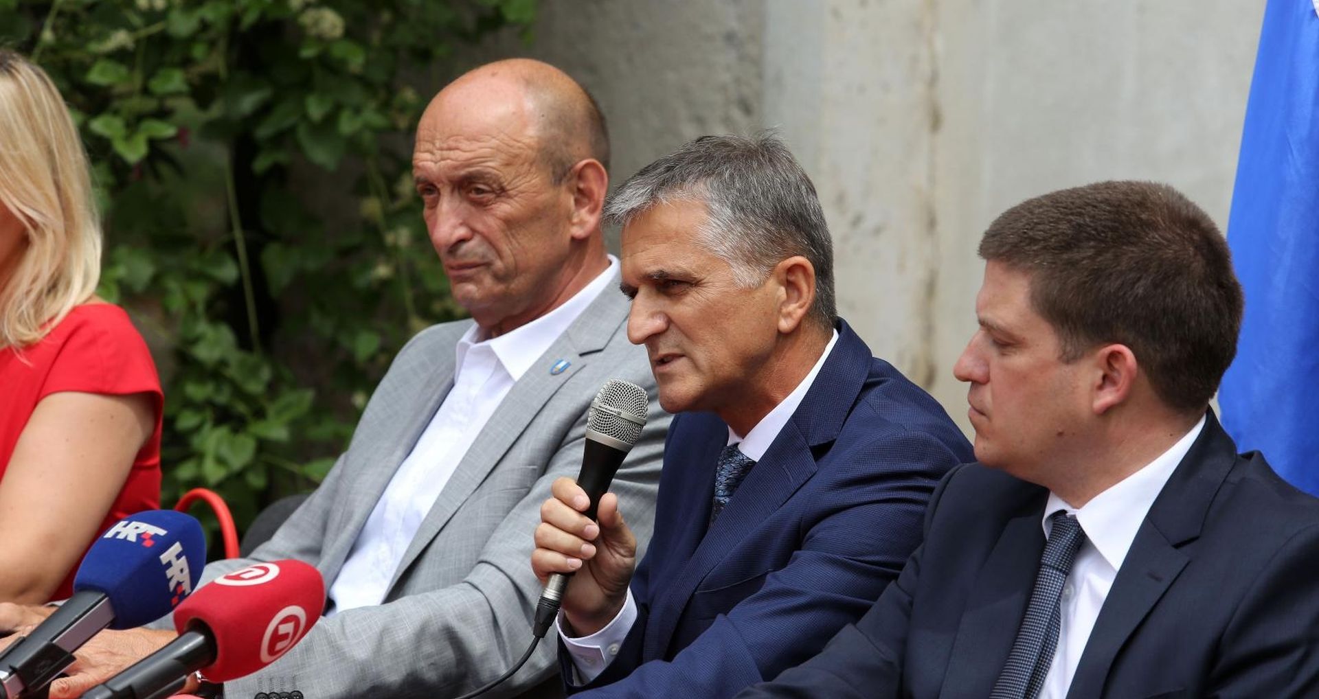 15.07.2019., Novi Vinodolski - Ministar Goran Maric podnio ostavku. U drustvu ministra Olega Butkovica i gradonacelnika Velimira Piskulica.
Photo: Goran Kovacic/PIXSELL