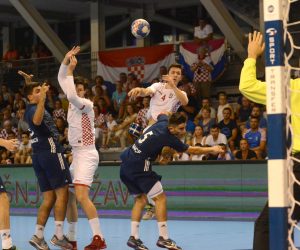 Koprivnica: Rukometaši Hrvatske u 5. kolu Europskog kadetskog prvenstva igrali protiv Francuske

 15.08.2018., Koprivnica, Dvorana Fran Galovic - Koprivnica je jedan od dva grada domacina Europskog rukometnog prvenstva za kadete (U18). Od 9. do 19. kolovoza u Koprivnici i Varazdinu ogledati ce se najbolje europske momcadi u uzrastu do 18 godina. Hrvatska reprezentacija nakon tri uvjerljive pobjede u skupini A veceras je u 5. kolu igrala protiv Francuske. Nakon prvog dijela Hrvatska je povela 12:7.

Photo: Damir Spehar/PIXSELL