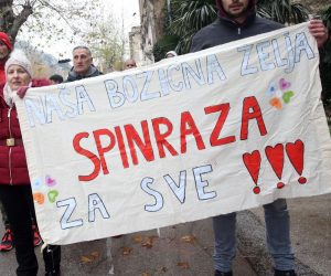 Omiš: Prosvjed zbog neliječenja teško bolesne Nore 15.12.2018., Omis - Centar. Prosvjed zbog neljecenja male Nore Rogosic iz Omisa. Roditelji male Nore.
Photo: Miranda Cikotic/PIXSELL