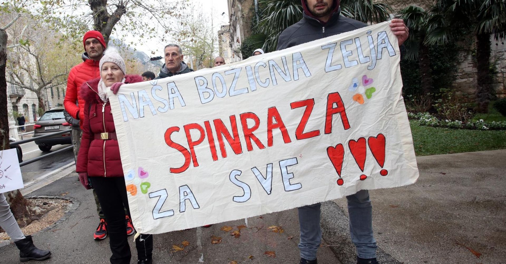 Omiš: Prosvjed zbog neliječenja teško bolesne Nore 15.12.2018., Omis - Centar. Prosvjed zbog neljecenja male Nore Rogosic iz Omisa. Roditelji male Nore.
Photo: Miranda Cikotic/PIXSELL