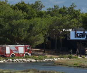 16.07.2019., Novalja - Sinoc oko 1 sat planuo je velik pozar u neposrednoj blizini plaze Zrce. Svi posjetitelji su evakuirani, a vatrogasci su tek jutros uspjeli staviti pozar pod kontrolu.  
Photo: Dino Stanin/PIXSELL