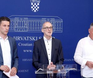 16.07.2019., Zagreb - U Saboru je odrzana konferencija za medije Kluba zastupnika Mosta nezavisnih lista, na kojoj su o temi: "Prikupljeni potpisi pokazuju da u Saboru postoji volja da se voda zastiti Ustavom" govorili zastupnici Miro Bulj, Robert Podolnjak i Bozo Petrov.
Photo: Patrik Macek/PIXSELL