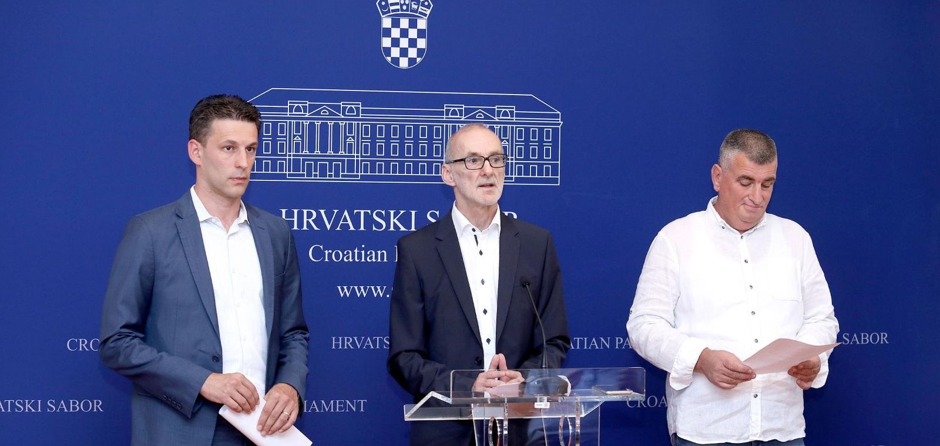 16.07.2019., Zagreb - U Saboru je odrzana konferencija za medije Kluba zastupnika Mosta nezavisnih lista, na kojoj su o temi: "Prikupljeni potpisi pokazuju da u Saboru postoji volja da se voda zastiti Ustavom" govorili zastupnici Miro Bulj, Robert Podolnjak i Bozo Petrov.
Photo: Patrik Macek/PIXSELL