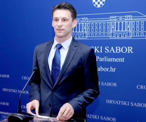 17.06.2019., Zagreb - U Saboru je odrzana konferencija za medije Kluba zastupnika Mosta nezavisnih lista. O temi “Most u Ustav uvodi vodu kao ljudsko pravo” govorili su zastupnici Slaven Dobrovic, Miro Bulj, Robert Podolnjak i Bozo Petrov.
Photo: Patrik Macek/PIXSELL