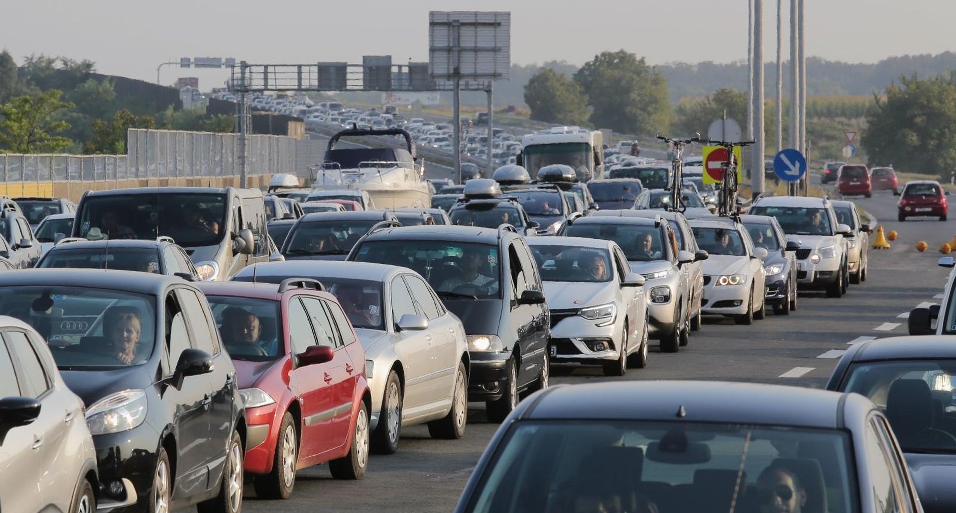 Gužve na naplatnoj postaji Lučko na izlazu i ulazu u Zagreb 17.8.2018., Zagreb - Guzve na naplatnoj postaji Lucko na izlazu i ulazu u Zagreb. 
Photo: Tomislav Miletic/PIXSELL