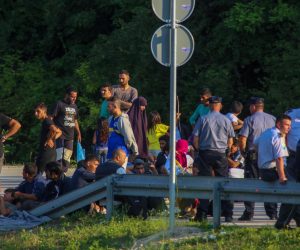 18.06.2018.,  Velika Kladusa - Migranti cekaju na granicnom prijelazu Velika Kladusa - Maljevac gdje su stigli iz Velike Kladuse u BiH jer ih hrvatska policija ne pusta preko granice.
Photo: Matija Habljak/PIXSELL