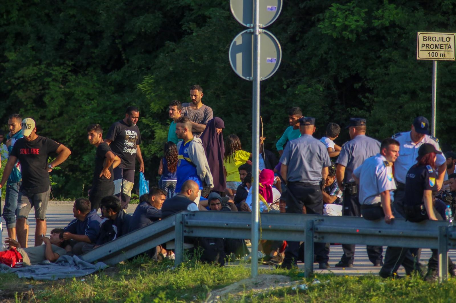 18.06.2018.,  Velika Kladusa - Migranti cekaju na granicnom prijelazu Velika Kladusa - Maljevac gdje su stigli iz Velike Kladuse u BiH jer ih hrvatska policija ne pusta preko granice.
Photo: Matija Habljak/PIXSELL
