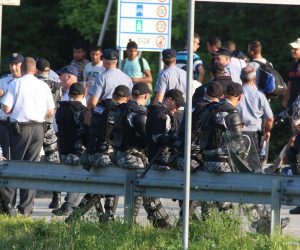 18.06.2018.,  Velika Kladusa - Migranti cekaju na granicnom prijelazu Velika Kladusa - Maljevac gdje su stigli iz Velike Kladuse u BiH jer ih hrvatska policija ne pusta preko granice.
Photo: Matija Habljak/PIXSELL