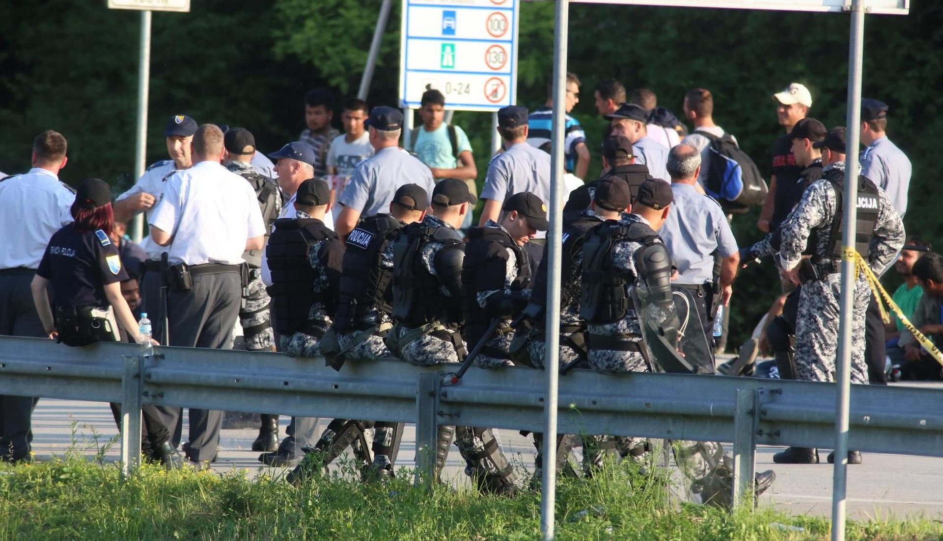 18.06.2018.,  Velika Kladusa - Migranti cekaju na granicnom prijelazu Velika Kladusa - Maljevac gdje su stigli iz Velike Kladuse u BiH jer ih hrvatska policija ne pusta preko granice.
Photo: Matija Habljak/PIXSELL