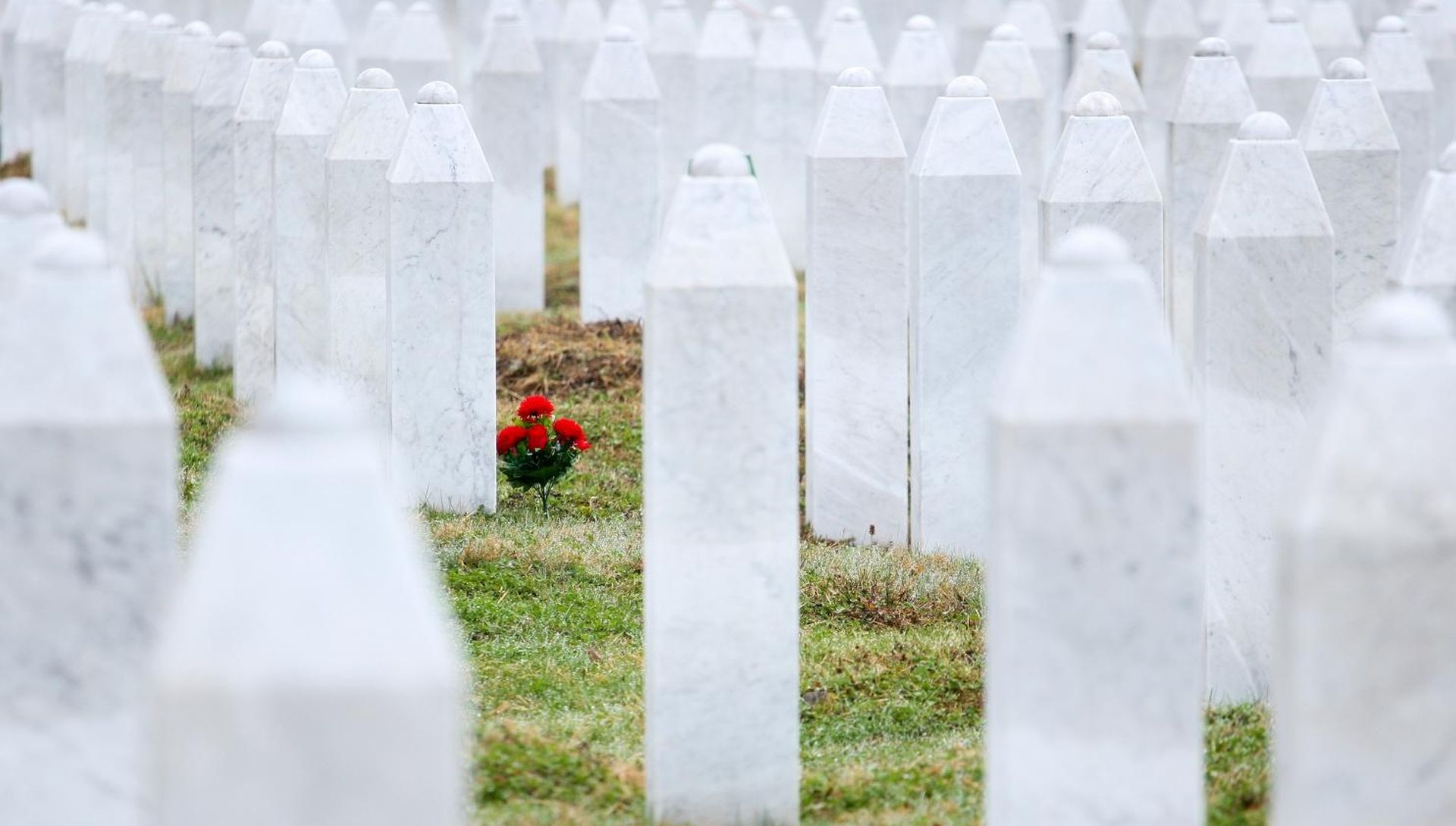Memorijalni centar Srebrenica - Potočari 20.03.2019, Potocari, Bosna i Hercegovina - 
Porodice stradalih obilaze grobove svojih najmilijih i cekaju izricanje drugostupanjske presude Radovanu Karadzicu. U Memorijalnom centru u Potocarima organizirano je javno gledanje presude.
Photo: Armin Durgut/PIXSELL