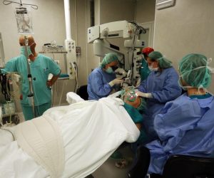 20.07.2017. Rijeka - U KBC Rijeka na klinici za oftamologiju obavljena je prva transplantacija roznice u Rijeci. Dr. Iva Dekaris sa suradnicima te pacijenticom.
Photo: Goran Kovacic/PIXSELL
