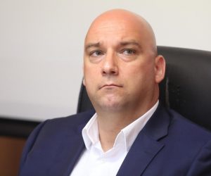 Vir: Načelnik Kapović nakon puštanja iz pritvora održao konferenciju za novinare 21.06.2018., Vir - Nacelnik Vira Kristijan Kapovic nakon izlaska iz pritvora odrzao je konferenciju za novinare. Jucer je uhicen zbog odbijanja policijske zapovjedi. Po Kapovicevom nalogu dva komunalna kamiona blokirala su Virski most, sto je bila kulminacija visemjesecnog sukoba opcinskog nacelnika i privatnog invesatitora koji u blizini mosta zeli izgraditi benzinsku pumpu. 

Photo: Dusko Jaramaz/PIXSELL