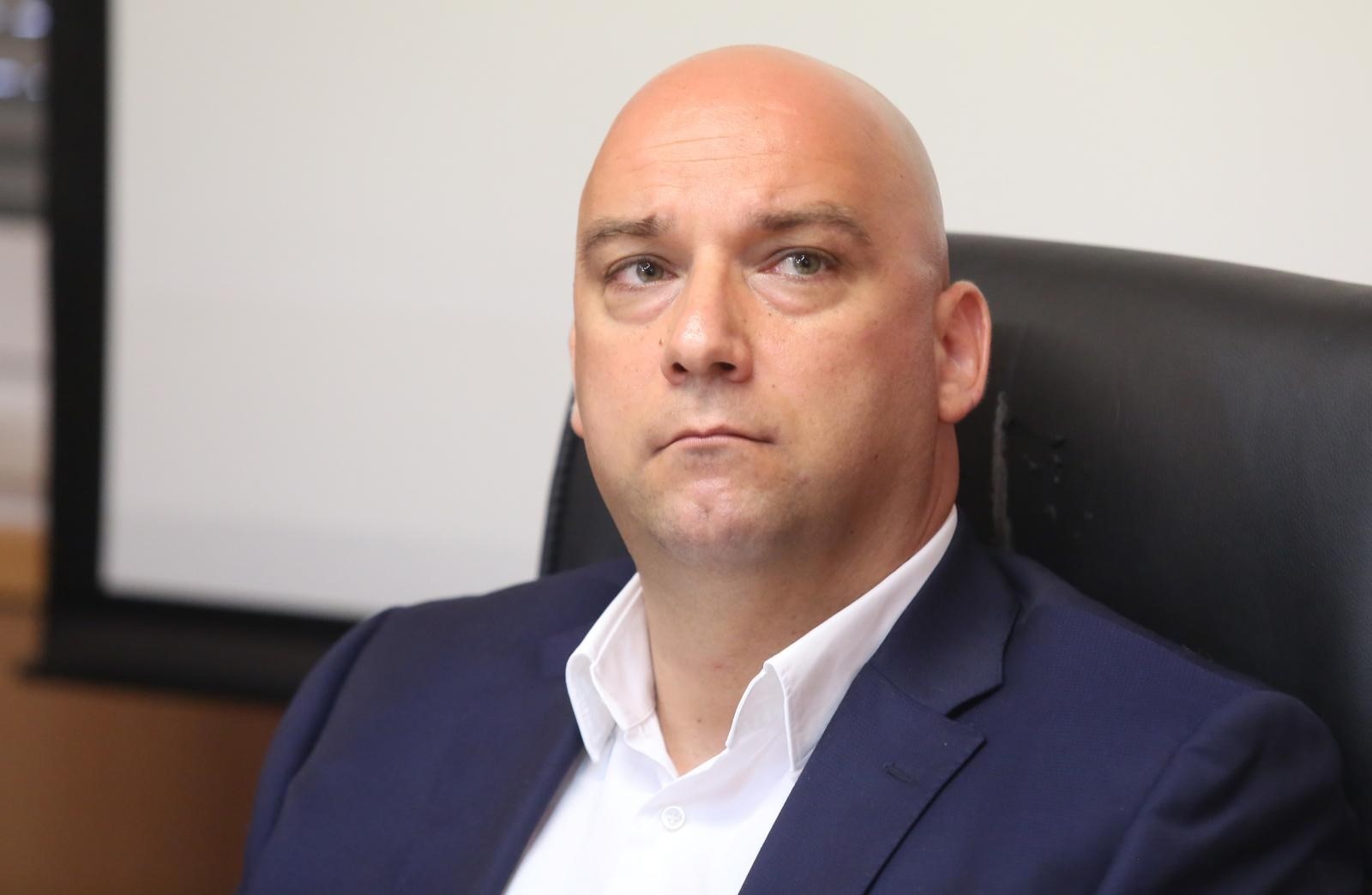 Vir: Načelnik Kapović nakon puštanja iz pritvora održao konferenciju za novinare 21.06.2018., Vir - Nacelnik Vira Kristijan Kapovic nakon izlaska iz pritvora odrzao je konferenciju za novinare. Jucer je uhicen zbog odbijanja policijske zapovjedi. Po Kapovicevom nalogu dva komunalna kamiona blokirala su Virski most, sto je bila kulminacija visemjesecnog sukoba opcinskog nacelnika i privatnog invesatitora koji u blizini mosta zeli izgraditi benzinsku pumpu. 

Photo: Dusko Jaramaz/PIXSELL