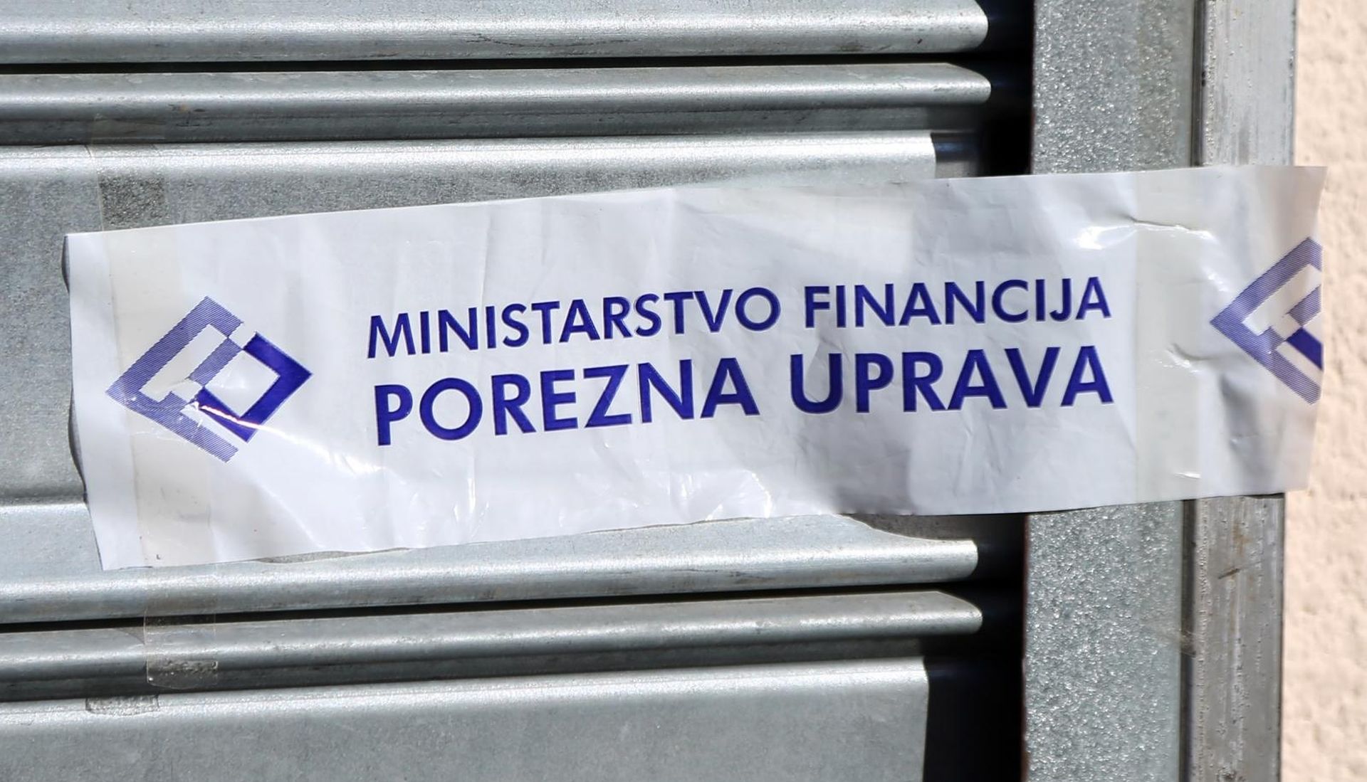 21.11.2018., Sibenik - Porezna uprava u Sibeniku je zatvorila na pet dana pekaru Dan i noc sto je vidljivo iz obavijesti o pecacenju i upozorenju, a vlasnik takodjer obavjestava musterije da ce u tom periodu preuredjivati radnju. 
Photo: Dusko Jaramaz/PIXSELL