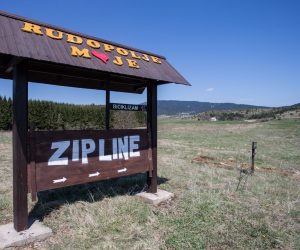 22.04.2017., Rudopolje - Zip line - Pazi medo dugacak je 1700 metara i na njemu se postizu brzine do 110 km/h. Sam let traje oko 2 minute, a leti se iznad predivnih pasnjaka karakteristicnih za Liku. Zip line - Pazi medo jedan je od najduzih i najbrzih Zip lineova u Europi, a on je tek prvi od tri Zip linea koje Udruga Rudopolje moje planira napraviti u suradnji s Opcinom Vrhovine, nositeljem projekta Zip line - Pazi medo. Izgradnja je zapocela idejom da se domaci ljudi zadrze u Lici, da se potakne zaposljavanje te da se zadrze turisti koji su samo u prolazu zbog blizine Plitvickih jezera. 
Photo: Davor Puklavec/PIXSELL