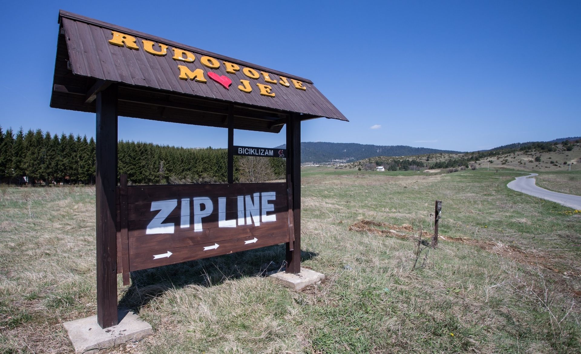 22.04.2017., Rudopolje - Zip line - Pazi medo dugacak je 1700 metara i na njemu se postizu brzine do 110 km/h. Sam let traje oko 2 minute, a leti se iznad predivnih pasnjaka karakteristicnih za Liku. Zip line - Pazi medo jedan je od najduzih i najbrzih Zip lineova u Europi, a on je tek prvi od tri Zip linea koje Udruga Rudopolje moje planira napraviti u suradnji s Opcinom Vrhovine, nositeljem projekta Zip line - Pazi medo. Izgradnja je zapocela idejom da se domaci ljudi zadrze u Lici, da se potakne zaposljavanje te da se zadrze turisti koji su samo u prolazu zbog blizine Plitvickih jezera. 
Photo: Davor Puklavec/PIXSELL