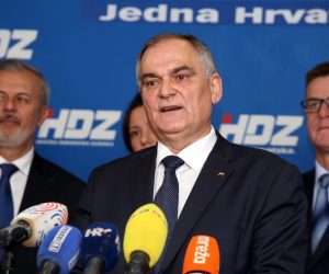 Splitsko-dalmatinski HDZ pohvalio se postignućima u 2018. i najavio projekte za 2019.  22.12.2018., Split - Splitsko-dalmatinski HDZ i sedam saborskih zastupnika te stranke iz 9. i 10. izborne jedinice nahvalili su rad i postignuca zupana Blazenka Bobana. Blazenko Boban. 

Photo: Miranda Cikotic/PIXSELL