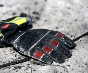 23.07.2019., Velika Gorica - Ispred kuce u kojoj je kobni pozar oduzeo zivot mladom vatrogascu, upaljene svijece. Vatrogasna rukavica ispred mjesta nesrece. 
Photo: Marin Tironi/PIXSELL