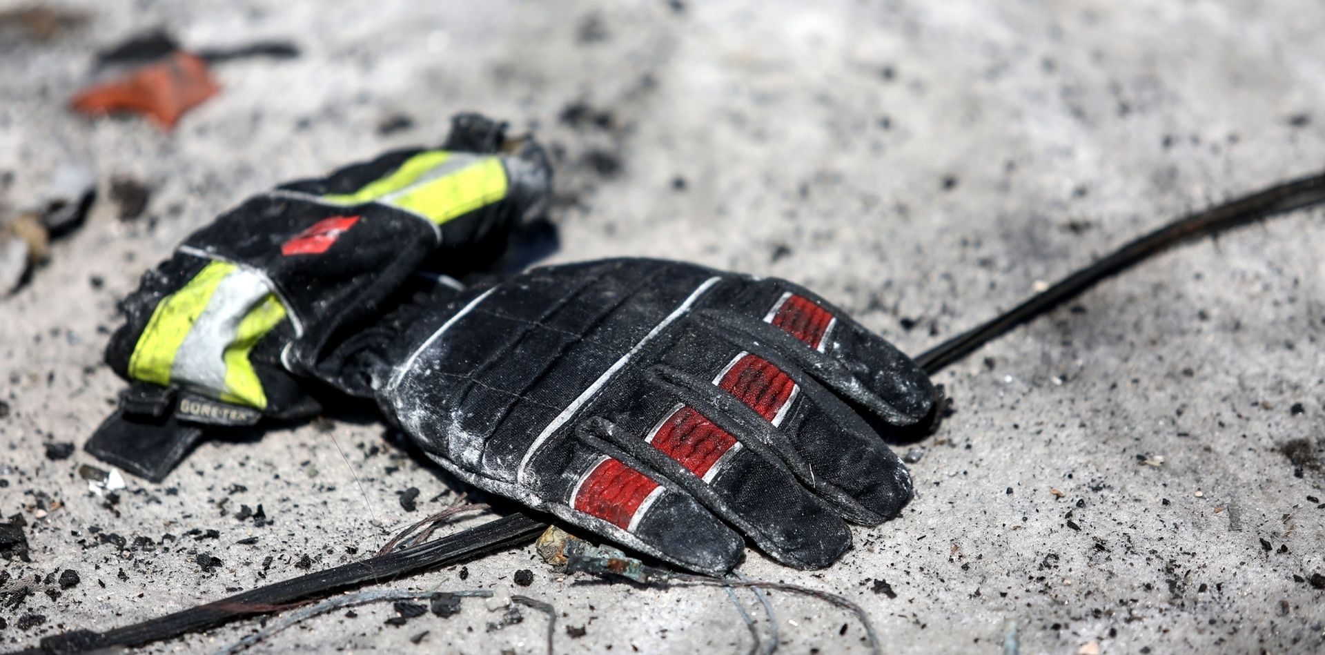 23.07.2019., Velika Gorica - Ispred kuce u kojoj je kobni pozar oduzeo zivot mladom vatrogascu, upaljene svijece. Vatrogasna rukavica ispred mjesta nesrece. 
Photo: Marin Tironi/PIXSELL