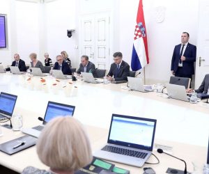 24.07.2019., Zagreb - Vlada u novom sastavu prvi put se okupila na 170. sjednici u Banskim dvorima.  Na dnevnom je redu, medju ostalim, prijedlog zakljucka u vezi s provjerom broja i vjerodostojnosti potpisa biraca za raspisivanje drzavnog referenduma Gradjanske inicijative “67 je previse”. Ovaj ce tjedan Vlada odraditi dvije sjednice, a druga je sutra u Cakovcu. 
Photo: Patrik Macek/PIXSELL