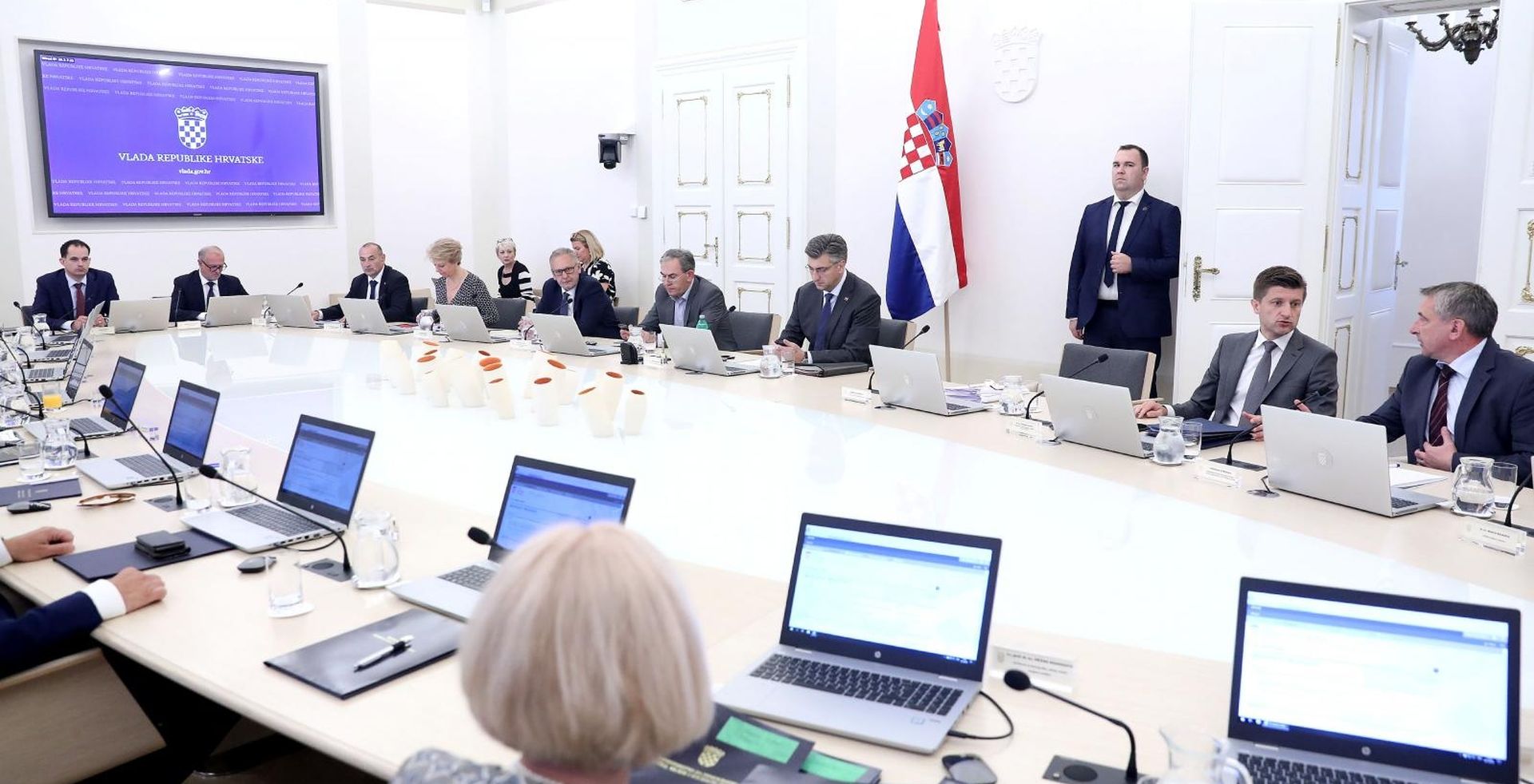 24.07.2019., Zagreb - Vlada u novom sastavu prvi put se okupila na 170. sjednici u Banskim dvorima.  Na dnevnom je redu, medju ostalim, prijedlog zakljucka u vezi s provjerom broja i vjerodostojnosti potpisa biraca za raspisivanje drzavnog referenduma Gradjanske inicijative “67 je previse”. Ovaj ce tjedan Vlada odraditi dvije sjednice, a druga je sutra u Cakovcu. 
Photo: Patrik Macek/PIXSELL